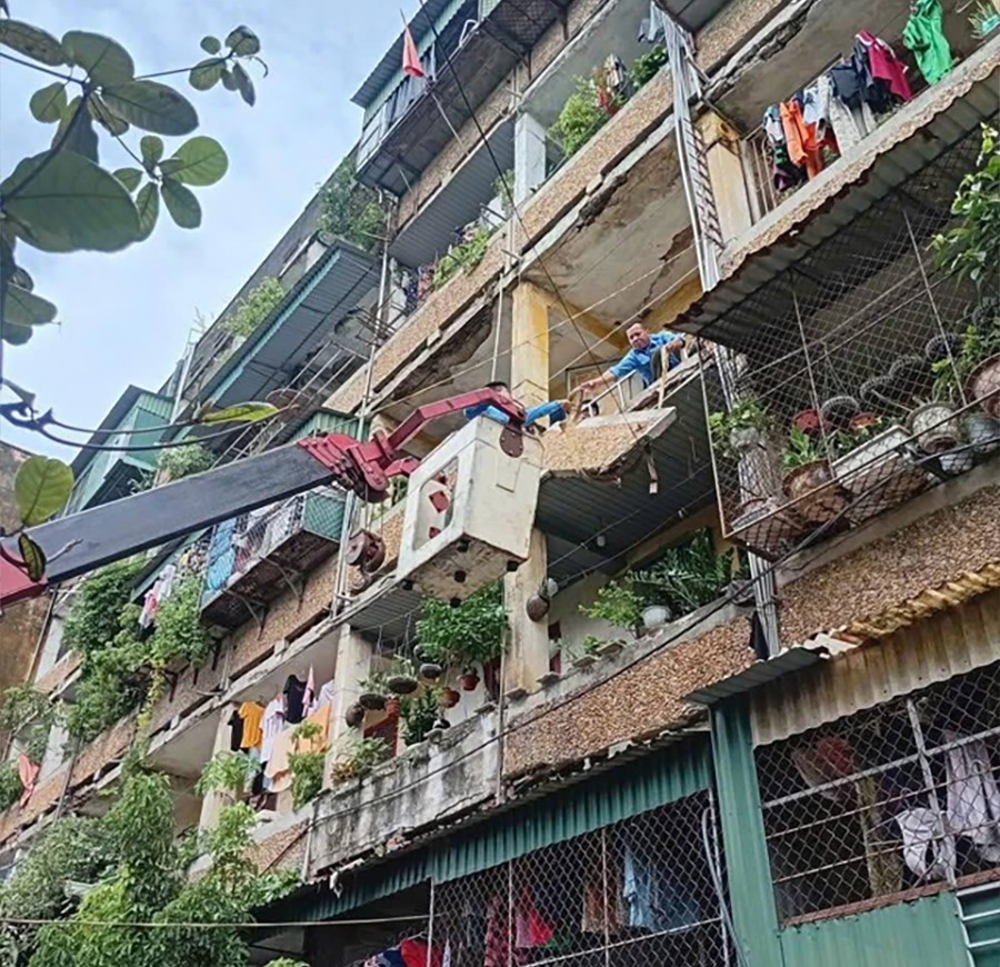 Nghệ An: Lan can chung cư gãy đổ, hàng trăm hộ dân sống trong lo sợ