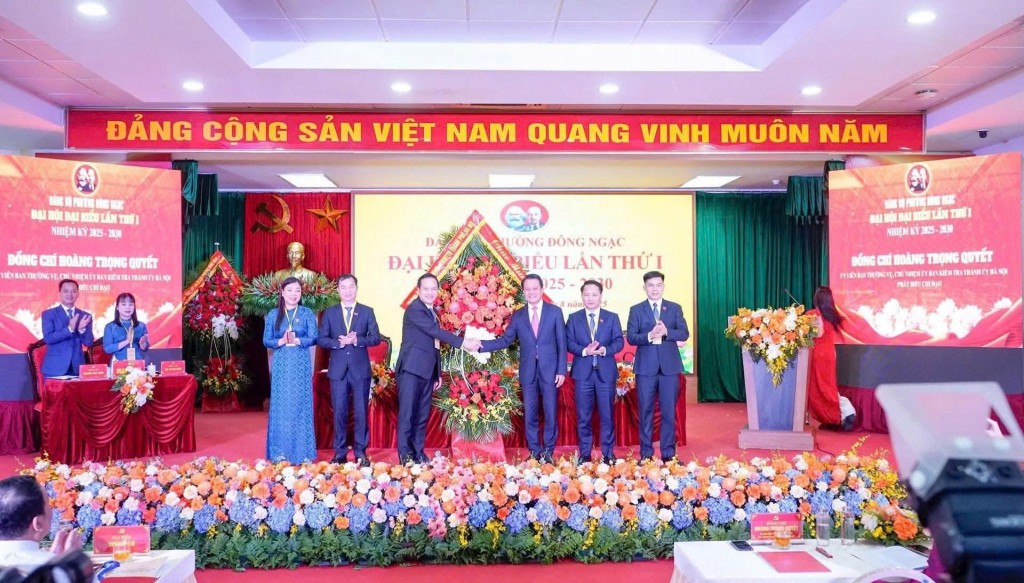 Đồng chí Hoàng Trọng Quyết thay mặt Ban Thường vụ Thành ủy Hà Nội  tặng hoa chúc mừng Đại hội