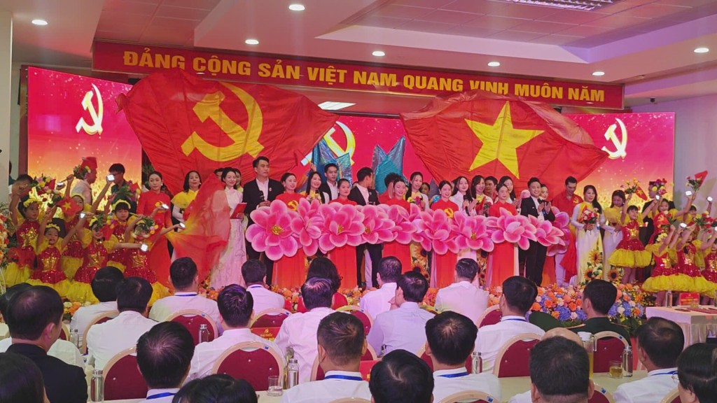 Tiết mục văn nghệ chào mừng đại hội