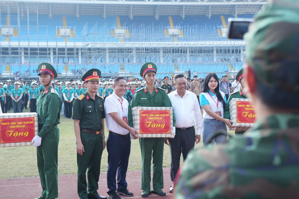Đồng chí Trần Sỹ Thanh động viên khối diễu hành kỷ niệm A80