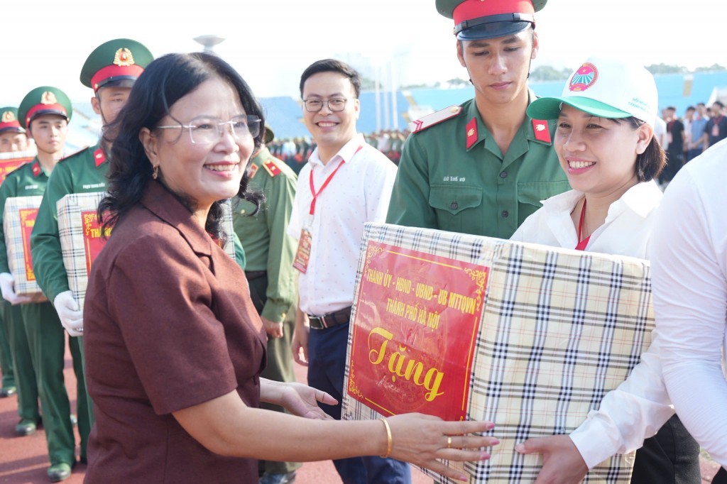 Thứ trưởng Bộ Văn hóa, Thể thao và Du lịch Trịnh Thị Thủy tặng quà các đơn vị Thứ trưởng Bộ Văn hóa, Thể thao và Du lịch Trịnh Thị Thủy tặng quà các đơn vị