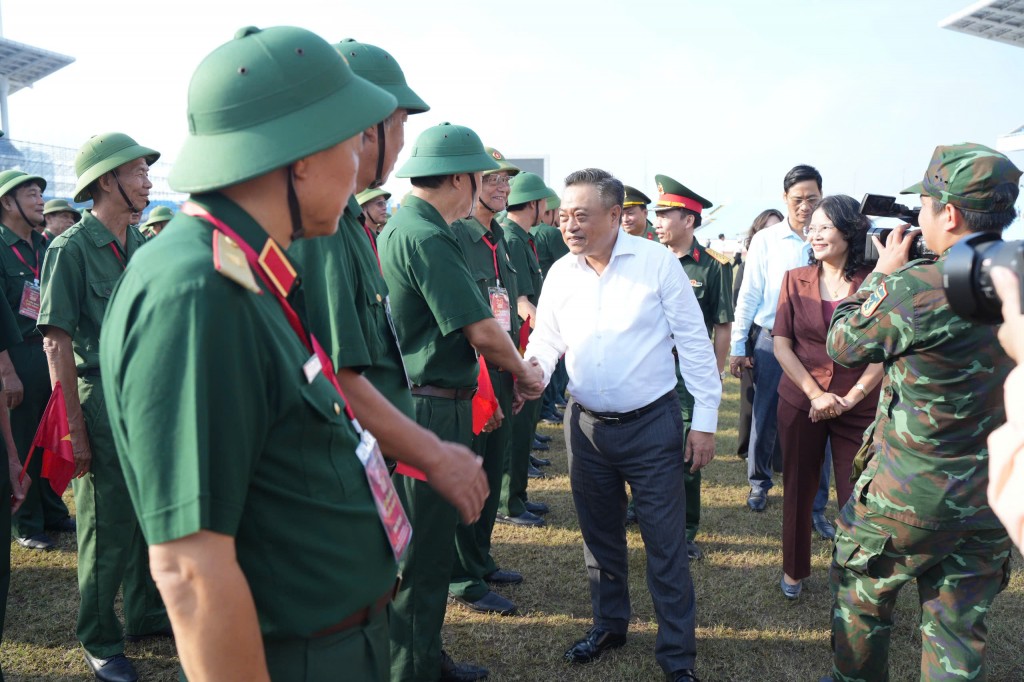 Đồng chí Trần Sỹ Thanh động viên khối diễu hành kỷ niệm A80