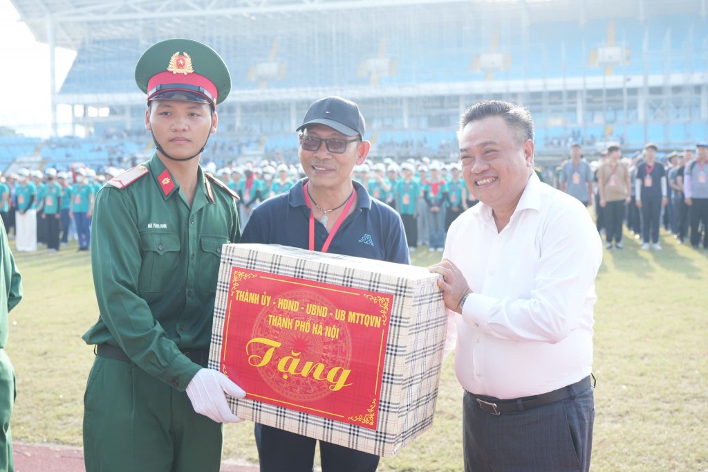 Đồng chí Trần Sỹ Thanh tặng quà các khối diễu binh, diễu hành Đồng chí Trần Sỹ Thanh tặng quà các khối diễu binh, diễu hành