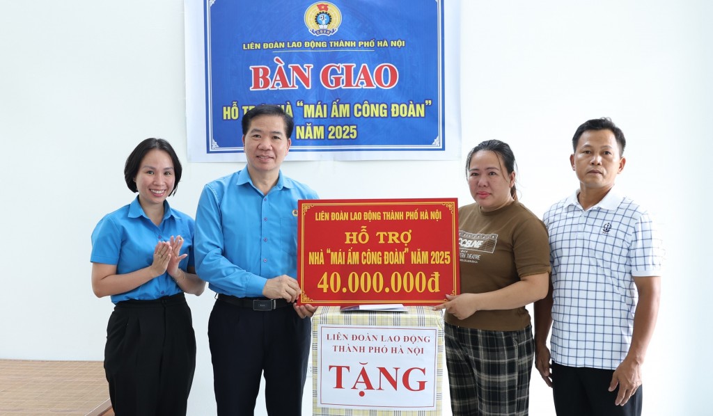 Phó Chủ tịch LĐLĐ thành phố Hà Nội Nguyễn Huy Khánh trao hỗ trợ cho gia đình chị Đình Thị Yến (Ảnh: Mai Quý)
