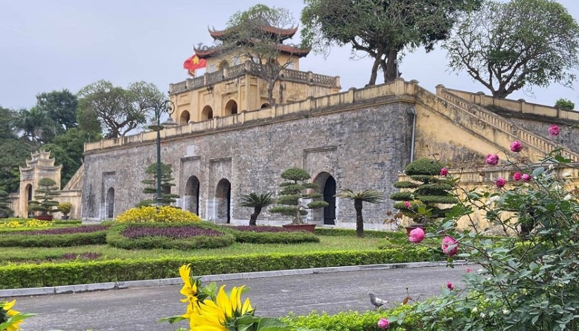 Trung tâm Bảo tồn Di sản Thăng Long - Hà Nội bố trí toàn bộ mặt bằng khuôn viên Hoàng thành Thăng Long, gồm sân vận động Cột cờ và số 28 Điện Biên Phủ, làm nơi tập kết phương tiện đại biểu khu vực khán đài A.