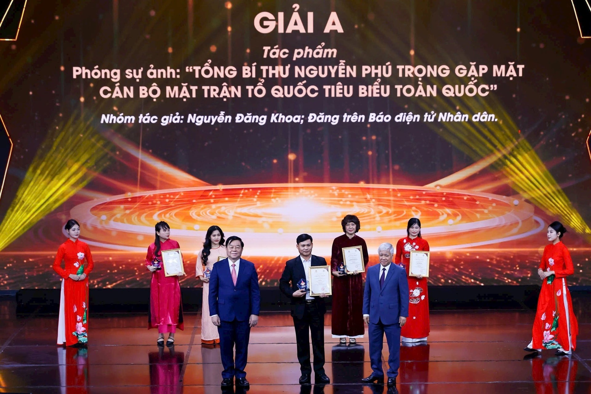 Các đồng chí Ủy viên Bộ Chính trị: Nguyễn Trọng Nghĩa, Bí thư Trung ương Đảng, Trưởng Ban Tuyên giáo Trung ương; Đỗ Văn Chiến, Bí thư Trung ương Đảng, Chủ tịch Ủy ban Trung ương Mặt trận Tổ quốc Việt Nam trao giải A cho các tác giả