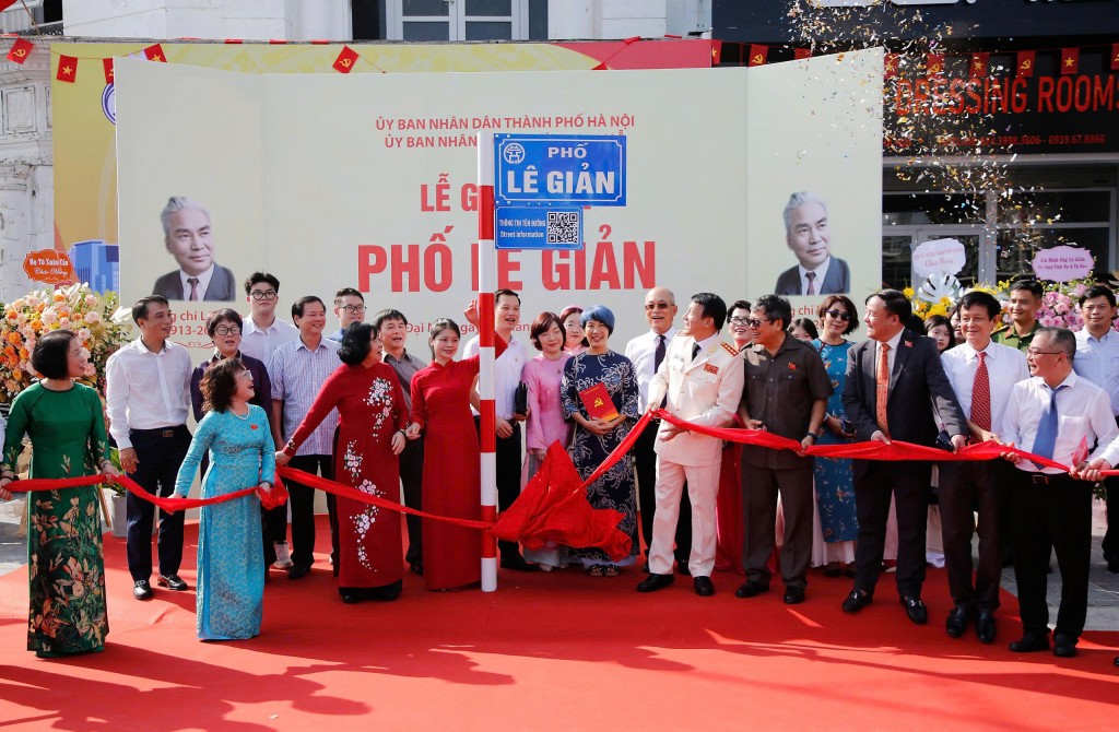 Hà Nội: Gắn biển tên phố Lê Giản và phố Bạch Thành Phong