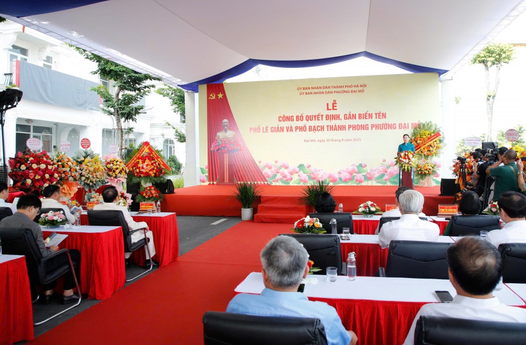 Hà Nội: Gắn biển tên phố Lê Giản và phố Bạch Thành Phong