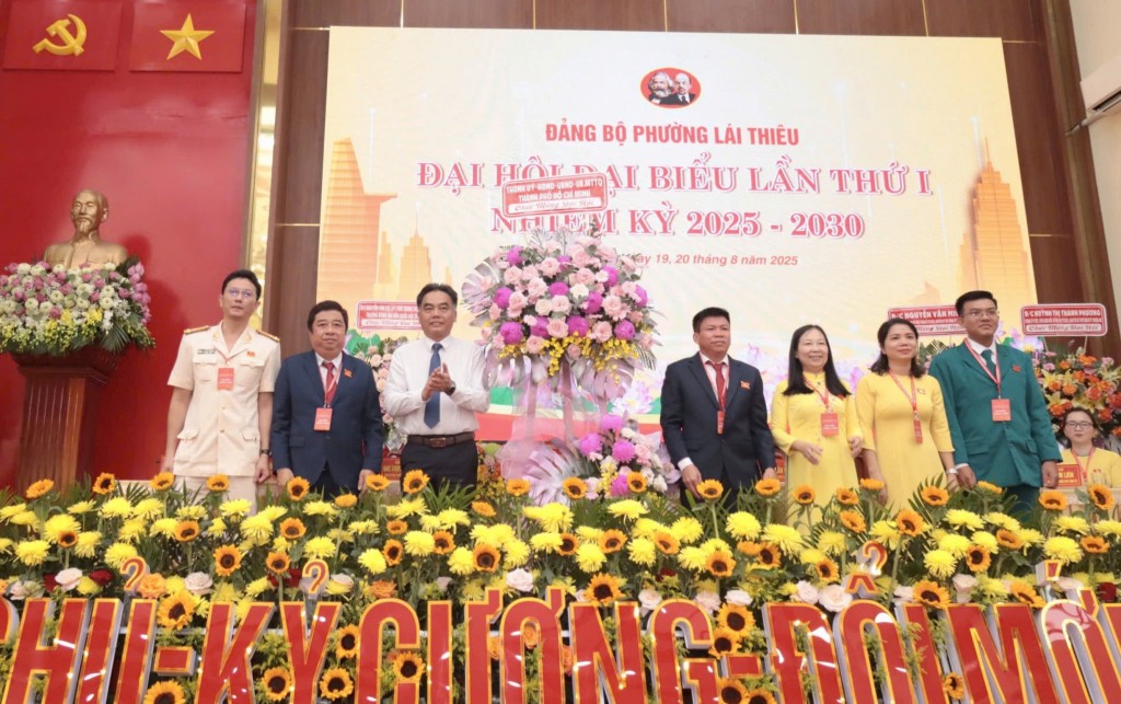 Lãnh đạo TP Hồ Chí Minh tặng hoa chúc mừng Đại hội