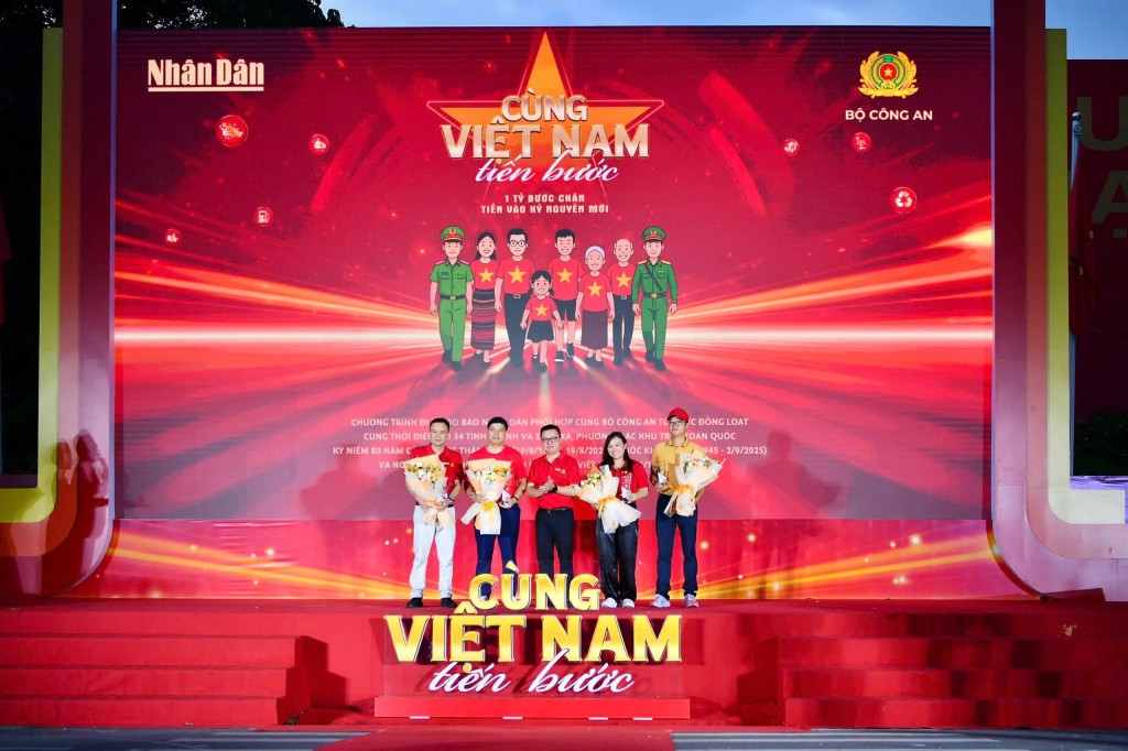 Hồng Quang - Thành viên HĐQT, Chủ tịch Công đoàn Vietcombank (thứ 2 từ trái sang), đại diện Vietcombank nhận hoa và kỷ niệm chương từ Ban tổ chức