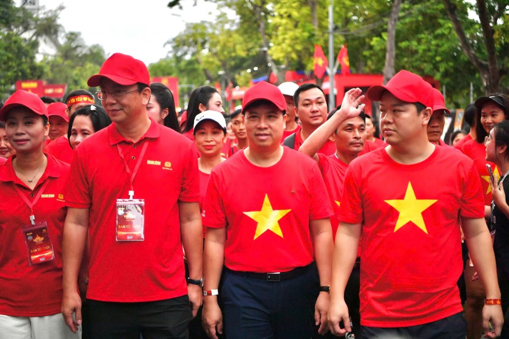 Ban lãnh đạo Vietcombank tham gia hoạt động đi bộ toàn quốc sáng ngày 16/8 tại Hà Nội