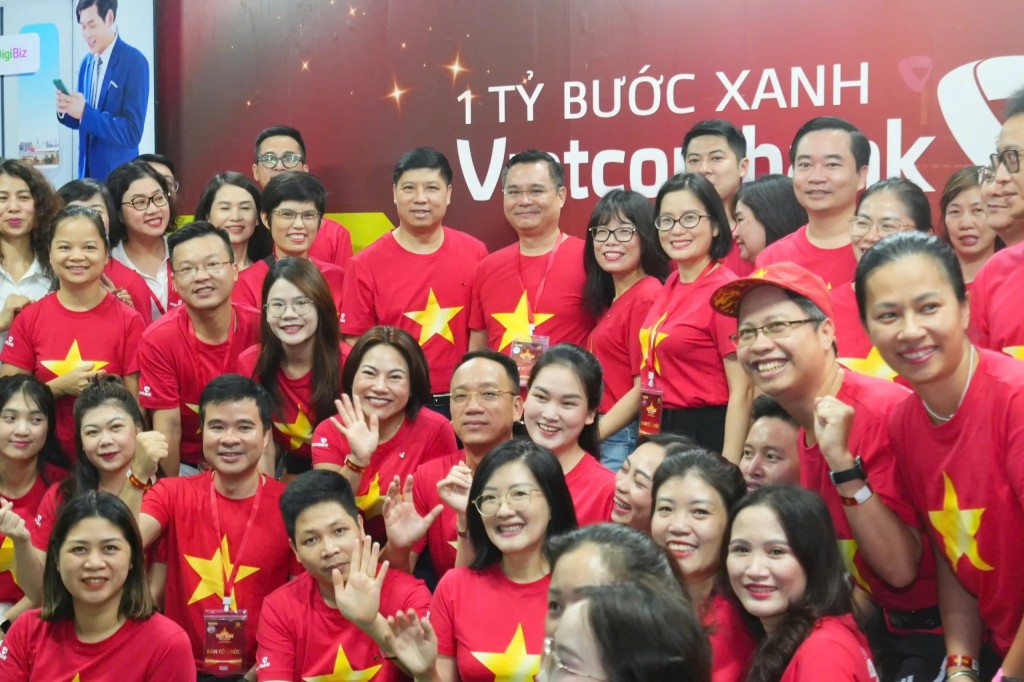 Đ/c Nguyễn Thanh Tùng - Bí thư Đảng ủy, Chủ tịch HĐQT Vietcombank cùng đ/c Hồng Quang - Thành viên HĐQT, Chủ tịch Công đoàn Vietcombank; đ/c Đoàn Hồng Nhung - Thành viên Ban Điều hành, Giám đốc Khối Bán lẻ Vietcombank chụp ảnh cùng tập thể lãnh đạo và cán