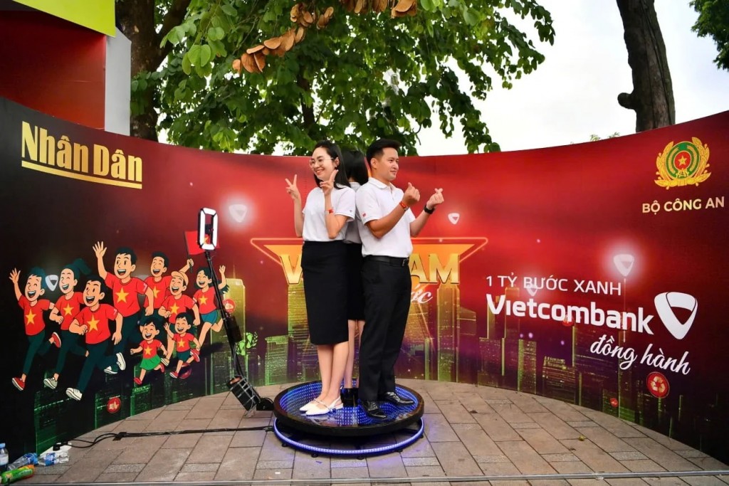 Hình ảnh trải nghiệm các hoạt động tương tác thú vị tại gian hàng của Vietcombank