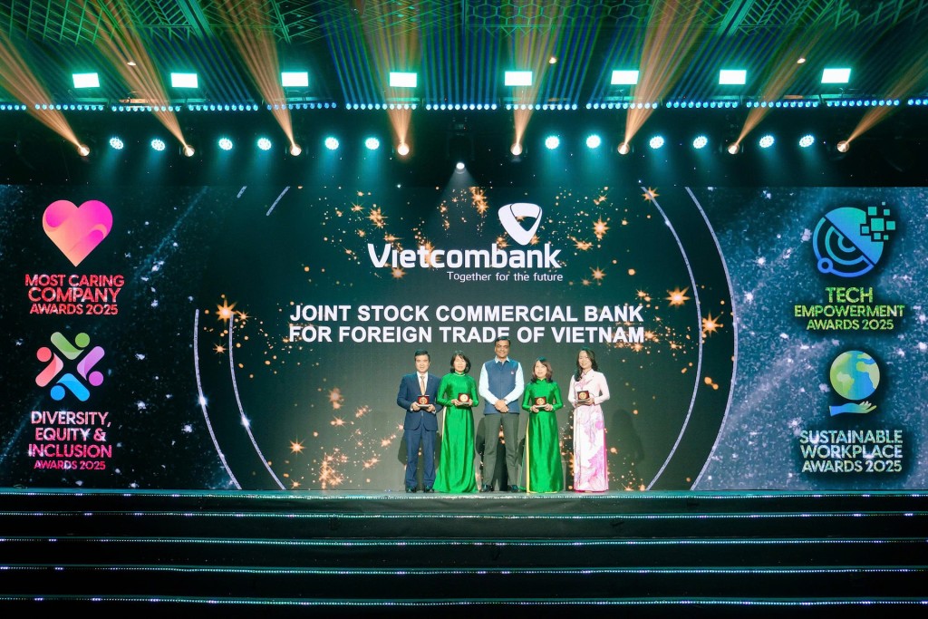 Đại diện lãnh đạo các đơn vị Vietcombank nhận giải đặc biệt từ Ban tổ chức