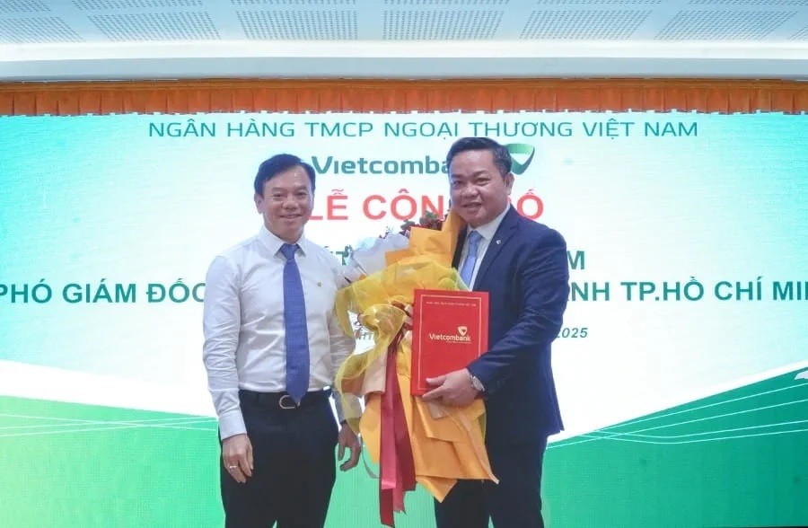  Ông Đặng Hoài Đức - Phó TGĐ Vietcombank trao quyết định cho ông Châu Bùi Thanh Tùng - tân Phó giám đốc Vietcombank TP. Hồ Chí Minh