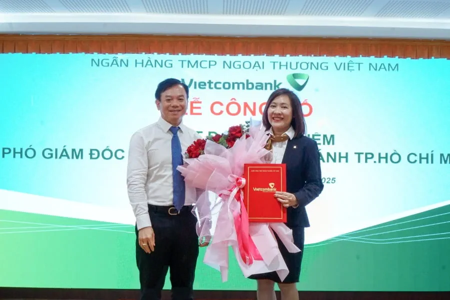 Ông Đặng Hoài Đức - Phó TGĐ Vietcombank  trao quyết định cho bà Hà Mai Yên Thuỷ - tân Phó giám đốc Vietcombank TP. Hồ Chí Minh
