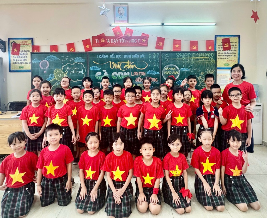 Trong nhiều hoạt động, học sinh, giáo viên mặc áo cờ mừng 50 năm đất nước thống nhất.