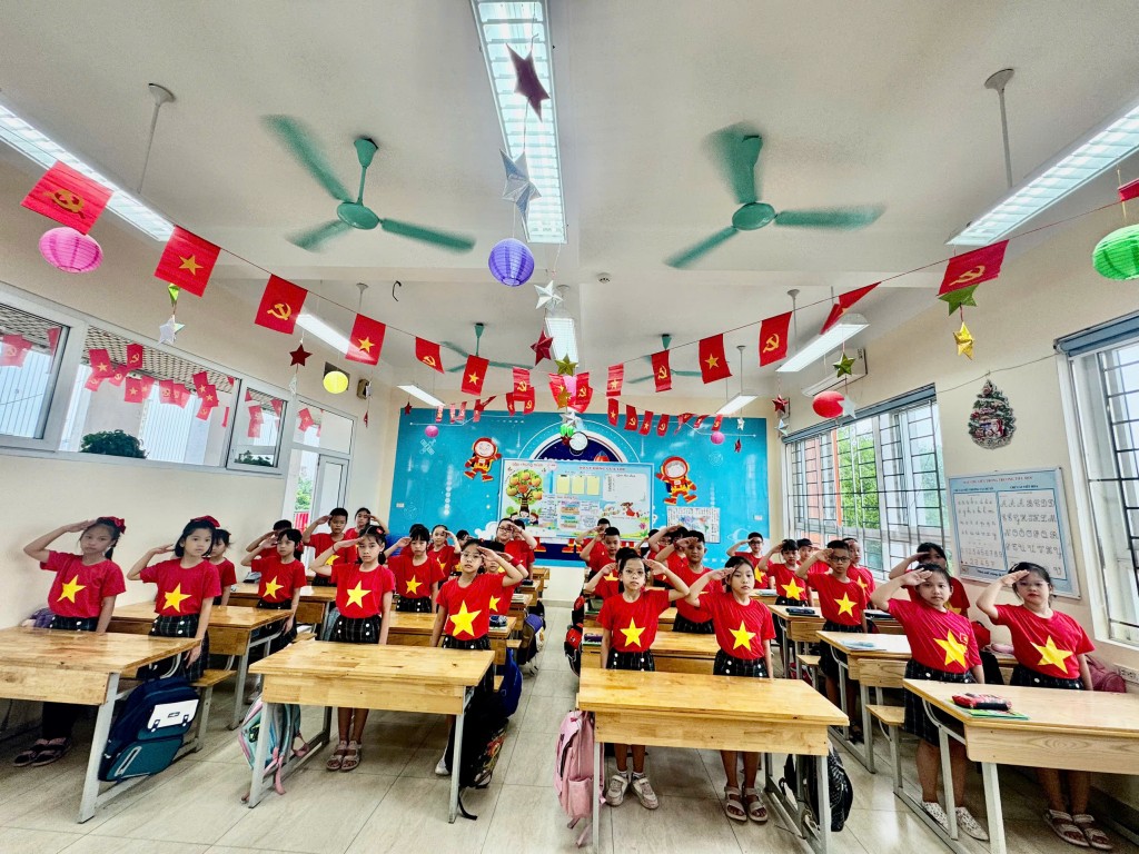 Học sinh Thủ đô háo hức, xúc động mừng ngày hội non sông