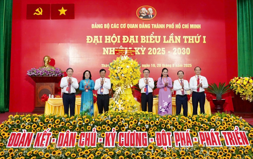Lãnh đạo TP HCM tặng hoa chúc mừng của Thành ủy - HĐND - UBND - Ủy ban MTTQ thành phố cho Đại hội