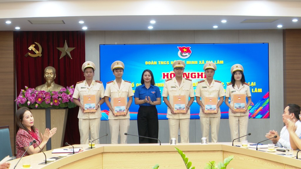 Đồng chí Lê Thị Thùy Dương- Bí thư Đoàn xã trao QĐ thành lập Ban Chấp hành Đoàn lâm thời công an xã