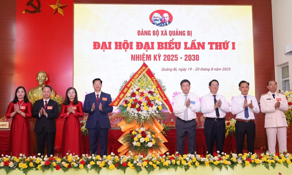 Đồng chí Dương Đức Tuấn, Ủy viên Ban Thường vụ Thành ủy, Phó Chủ tịch UBND thành phố Hà Nội chúc mừng Đại hội