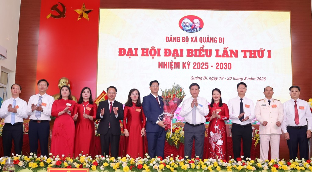 Ban Chấp hành Đảng bộ xã Quảng Bị ra mắt tại Đại hội