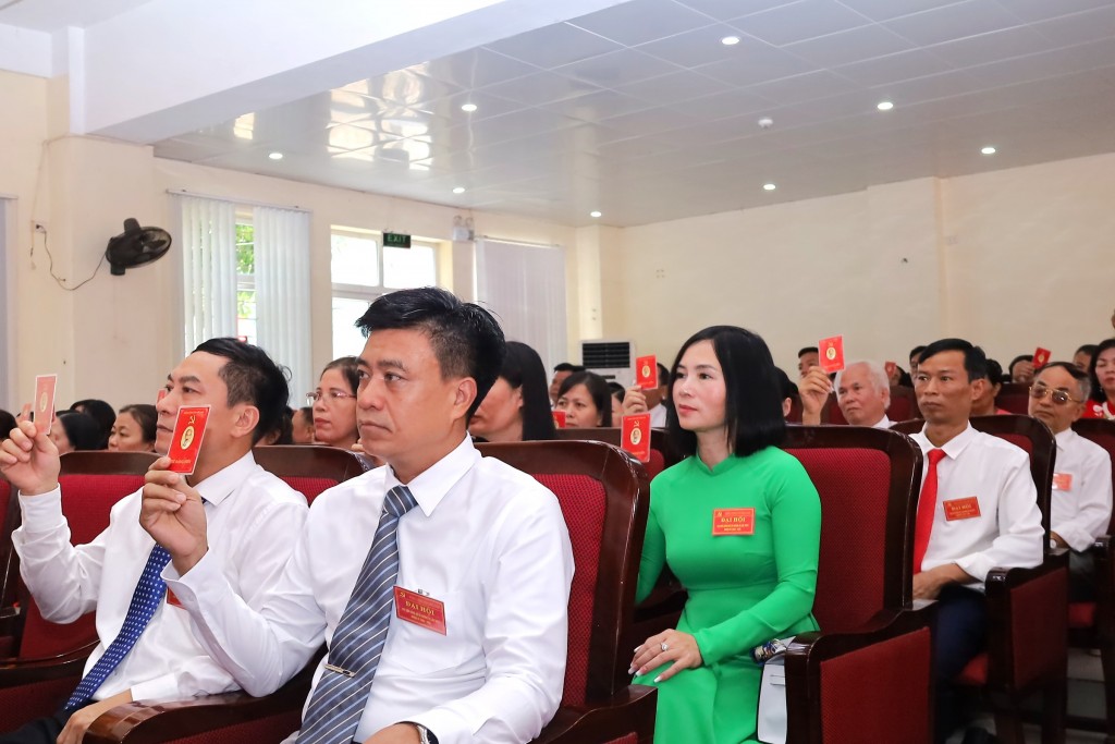 Các đại biểu biểu quyết 
