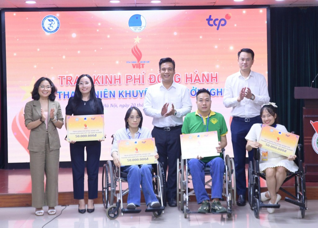 Ngay tại sự kiện, Ban Tổ chức đã trao biển hỗ trợ kinh phí cho 4 dự án khởi nghiệp tiêu biểu của thanh niên khuyết tật, mỗi dự án nhận 50 triệu đồng từ Công ty TCP Việt Nam.