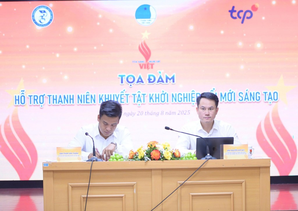 anh Nguyễn Kim Quy, Ủy viên Ban Thường vụ Trung ương Đoàn, Phó Chủ tịch Thường trực Trung ương Hội LHTN Việt Nam; anh Phạm Văn Thành, Chủ tịch Hội Thanh niên khuyết tật Việt Nam