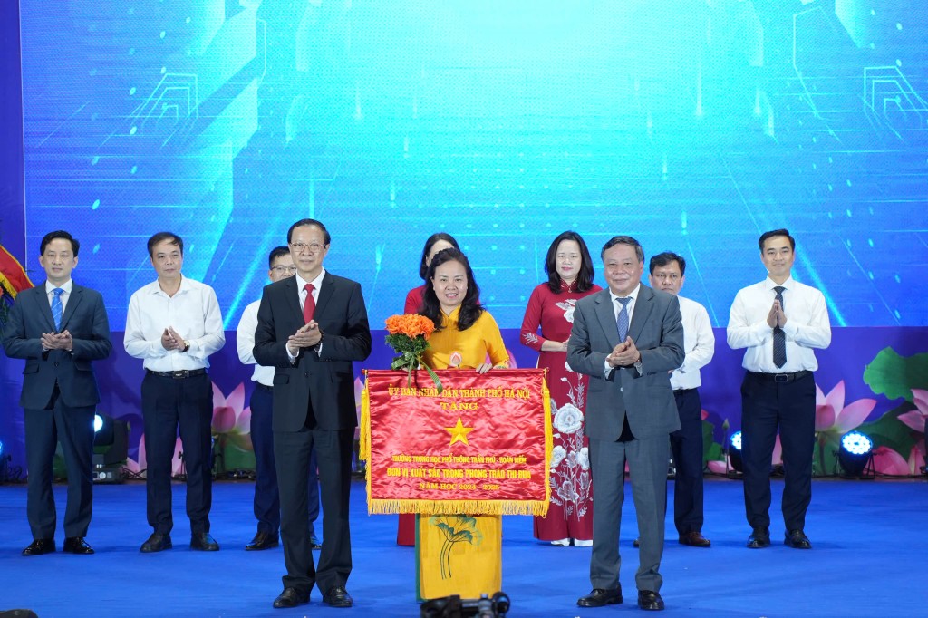 Thứ trưởng Thường trực Bộ GD&amp;ĐT Phạm Ngọc Thưởng và Phó Bí thư Thường trực Thành ủy Hà Nội Nguyễn Văn Phong Dịp này, 9 đơn vị nhận Cờ đơn vị xuất sắc trong phong trào thi đua của TP