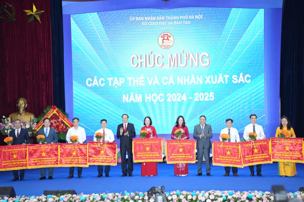 Dịp này, có 9 đơn vị nhận Cờ thi đua đơn vị xuất sắc