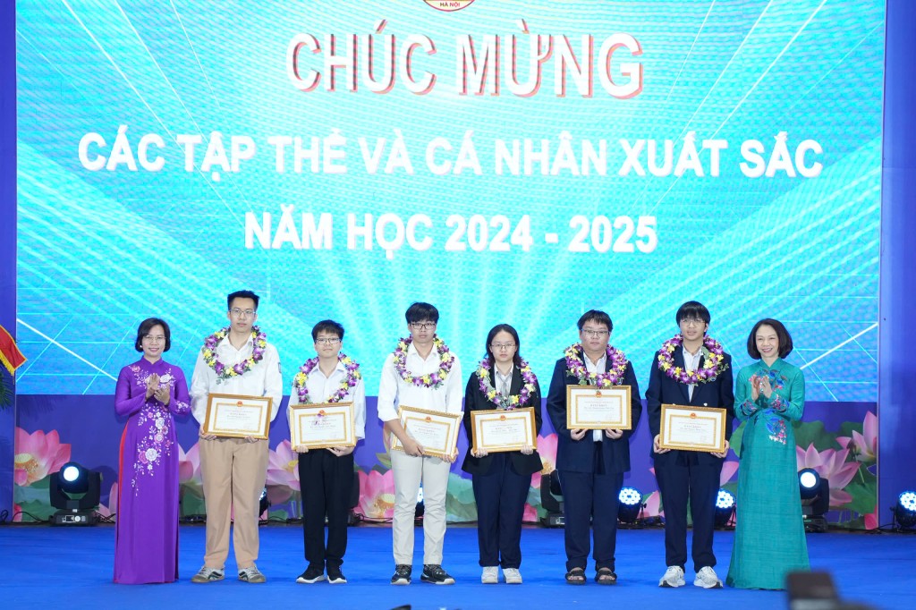 Đồng chí Bùi Huyền Mai - Uỷ viên Ban Thường vụ Thành uỷ, Phó Chủ tịch Thường trực MTTQ Việt Nam TP Hà Nội và đồng chí Vũ Thu Hà - Thành uỷ viên, Phó Chủ tịch UBND TP Hà Nội khen thưởng các học sinh đoạt giải quốc tế