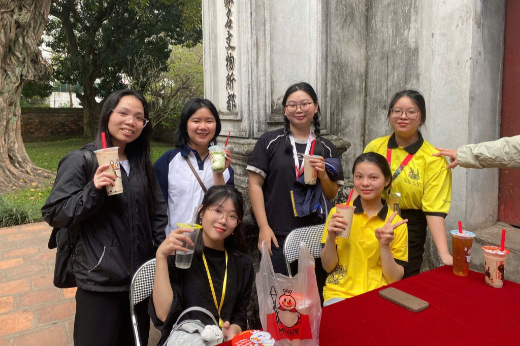 Những phút nghỉ ngơi của Đặng Thị Mạnh (hàng thứ hai, thứ hai từ phải sang) cùng đồng đội