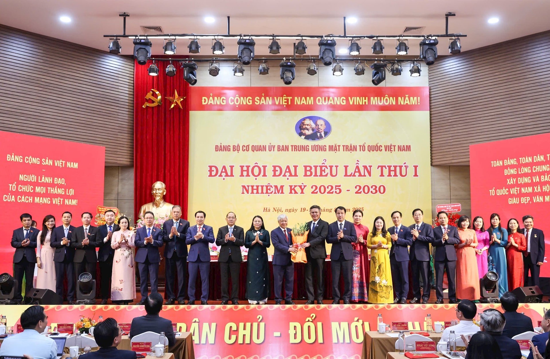 Ủy viên Bộ Chính trị, Bí thư Trung ương Đảng, Bí thư Đảng ủy MTTQ, các đoàn thể Trung ương, Chủ tịch Ủy ban Trung ương MTTQ Việt Nam cùng các đồng chí trong Ban Chấp hành nhận Quyết định của Ban Thường vụ Đảng ủy MTTQ, các đoàn thể Trung ương chỉ định tham gia Ban Chấp hành, Ban Thường vụ; chỉ định Bí thư, Phó Bí thư Đảng ủy Cơ quan UBTƯ MTTQ Việt Nam, nhiệm kỳ 2025-2030. Ảnh: Quang Vinh