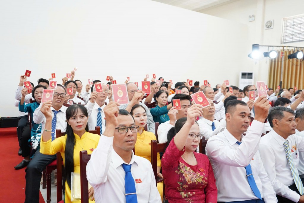 ác đại biểu biểu quyết thống nhất bằng thẻ Đảng tại Đại hội