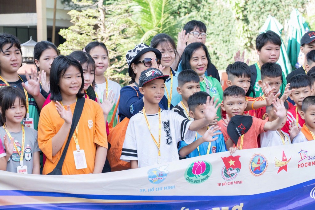 Ngày 19/8, tại Công viên Văn hóa Đầm Sen (TP.HCM), hàng nghìn tiếng cười trẻ thơ đã vang vọng khắp các khu trò chơi, hòa trong nắng vàng của mùa thu tháng Tám
