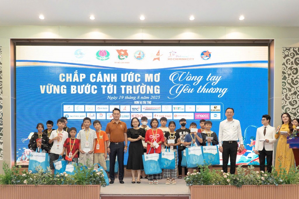 Doanh nhân trẻ trao quà, trao cả vòng tay sẻ chia cho những phận đời còn nhiều khó khăn.