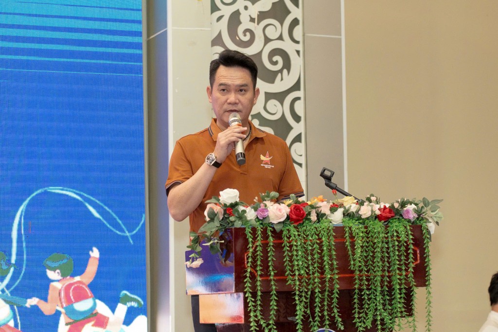 Chủ tịch Hội Doanh nhân trẻ Việt Nam Đặng Hồng Anh phát biểu tại chương trình, gửi gắm thông điệp sẻ chia và trách nhiệm xã hội của doanh nhân.