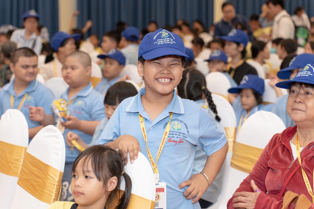 Nụ cười hồn nhiên của em nhỏ khi nhận phần quà tiếp sức đến trường.