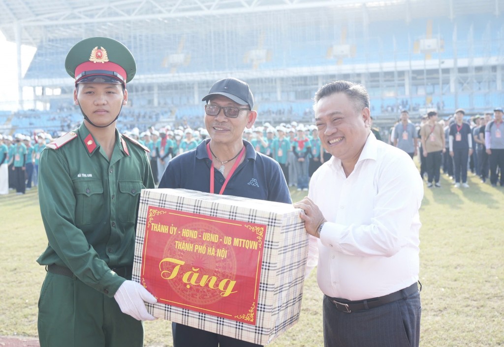 NSND Đức Long thay mặt khối văn hóa, nghệ thuật nhận quà động viên từ đồng chí Trần Sỹ Thanh - Chủ tịch UBND thành phố Hà Nội
