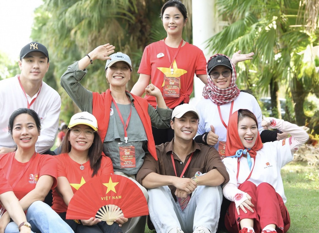 Các nghệ sĩ với nụ cười tươi thắm truyền cảm hứng tới các khối diễu hành