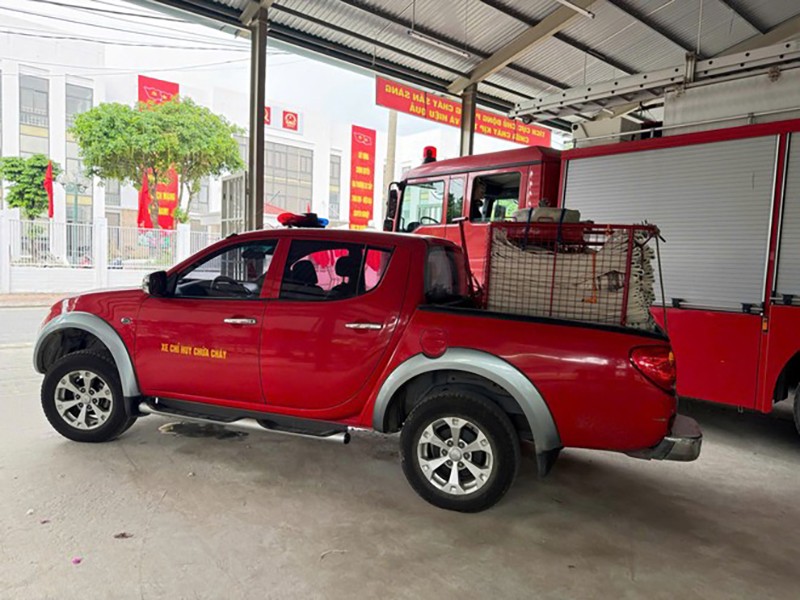 Xe kéo vòi chữa cháy nhỏ gọn đặt trên xe chỉ huy chữa cháy