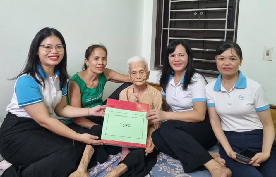 Phụ nữ xã Sóc Sơn tri ân cán bộ lão thành cách mạng