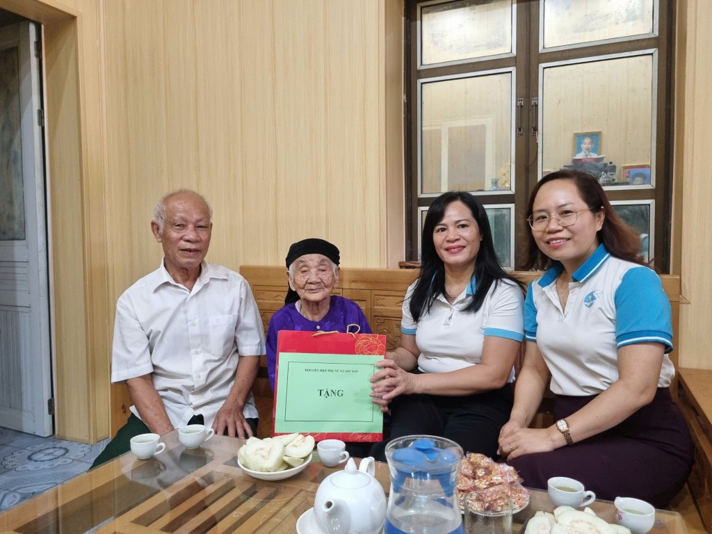 Phụ nữ xã Sóc Sơn tri ân cán bộ lão thành cách mạng