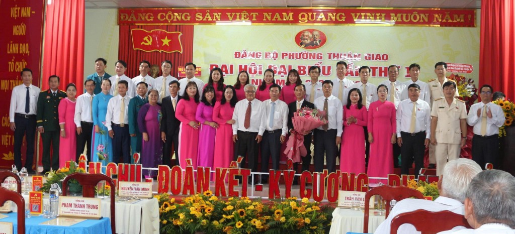 Đồng chí Nguyễn Văn Minh chúc mừng Đại hội đại biểu Đảng bộ phường Thuận Giao