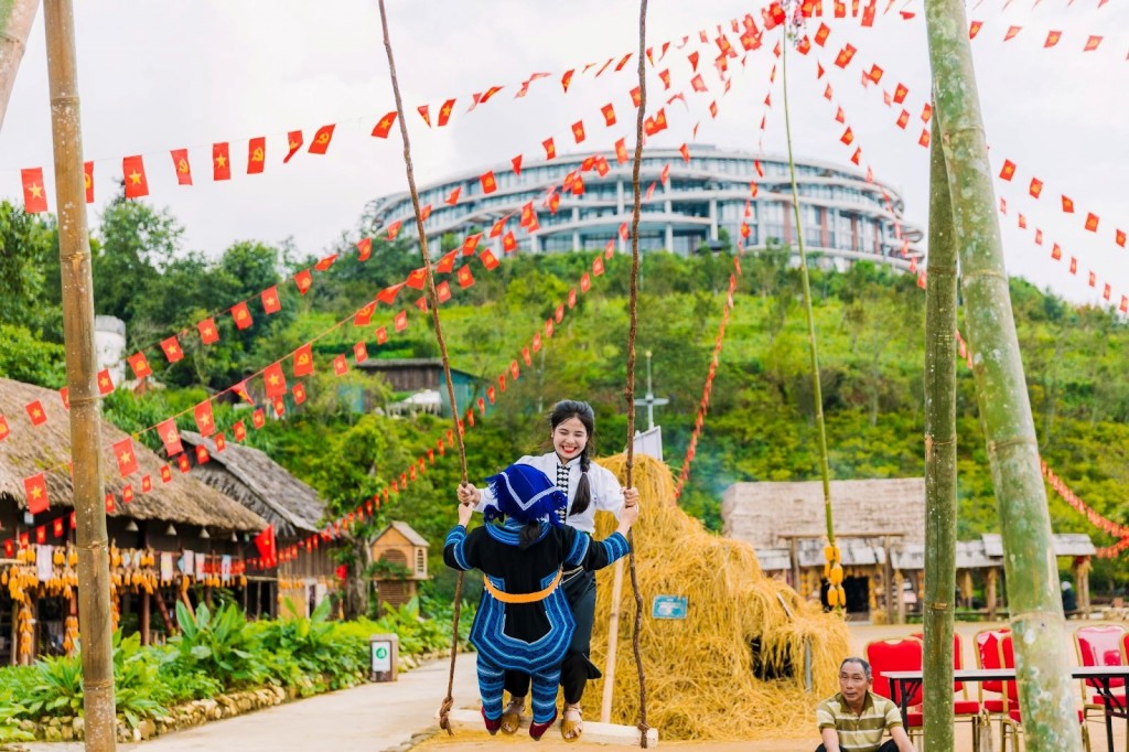 Không khí mùa hội đậm đà bản sắc dân tộc sẽ là một trong những trải nghiệm đáng nhớ tại Bản Mây
