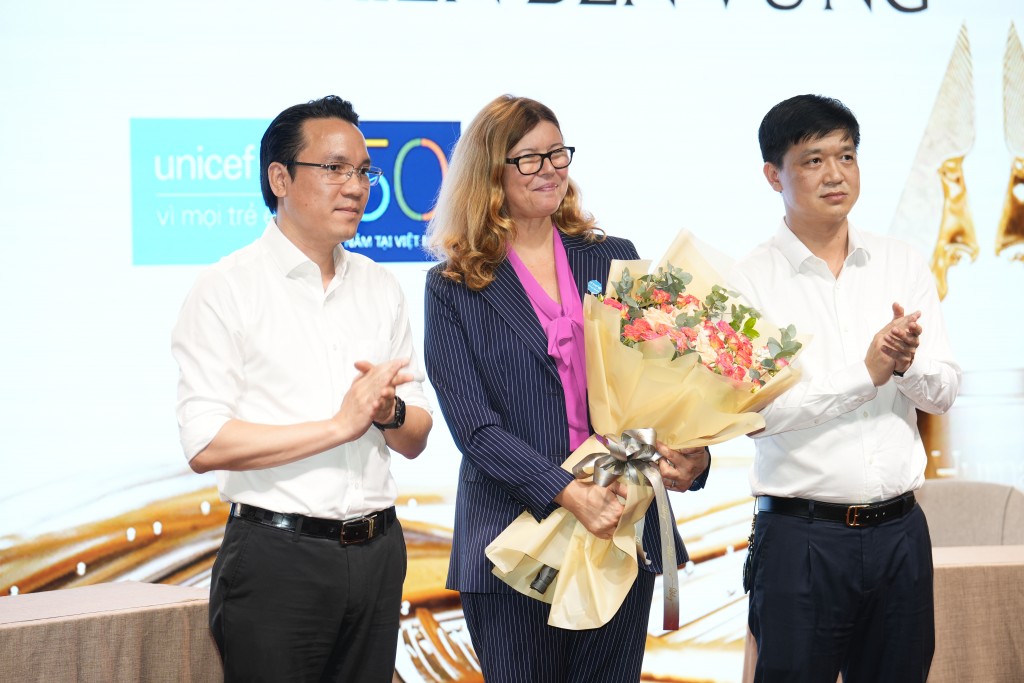 Ban Tổ chức tặng hoa cảm ơn sự đồng hành của Bà Silvia Danalov - Trưởng Đại diện Unicef Việt Nam