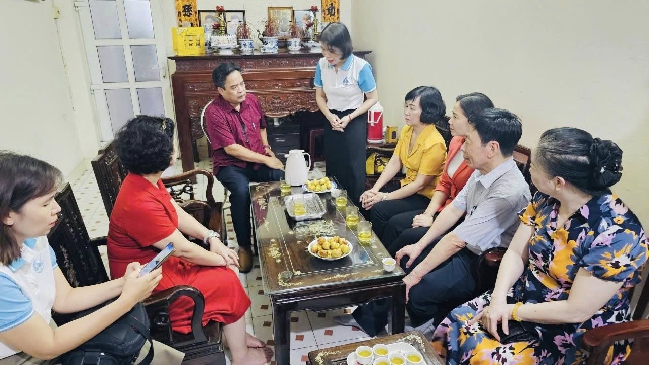 Chủ tịch Hội LHPN Hà Nội thăm, tặng quà Mẹ Việt Nam Anh hùng