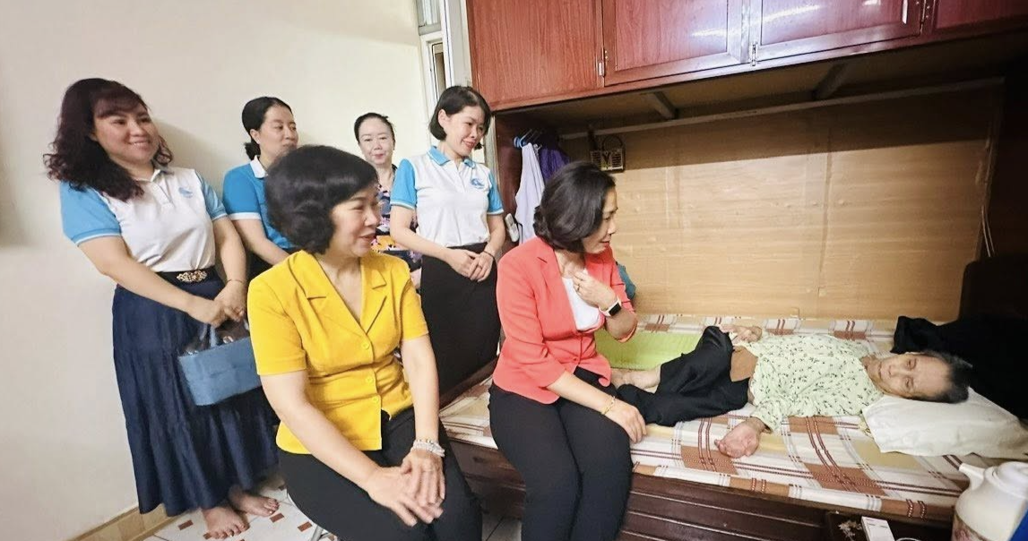 Chủ tịch Hội LHPN Hà Nội thăm, tặng quà Mẹ Việt Nam Anh hùng