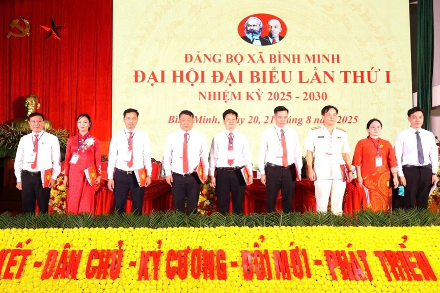 Đoàn Chủ tịch và thư ký điều hành Đại hội